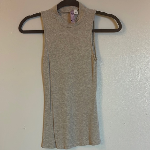 Alya Sleeveless Top - Picture 1 of 5